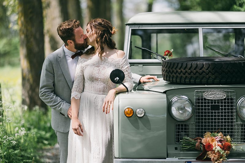 trouwfoto ceremoniewagen